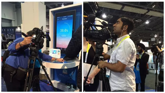 記者在架設(shè)攝影機(jī)并進(jìn)行拍攝