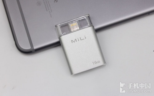 體積上MiLi iData要比一般的U盤(pán)大上一圈,不過(guò)實(shí)際使用起來(lái)到是沒(méi)有什么差距,便攜性也沒(méi)有什么影響。