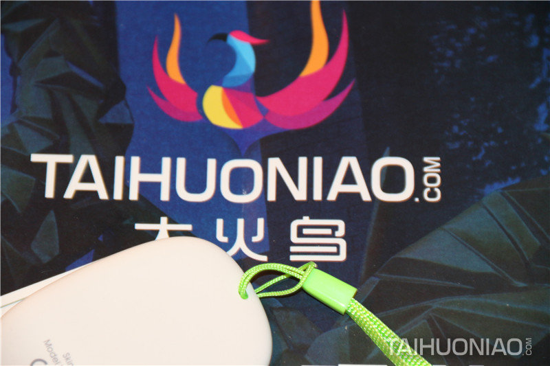 將手繩與MiLi Skinmate智能紫外線測試儀掛栓在一起