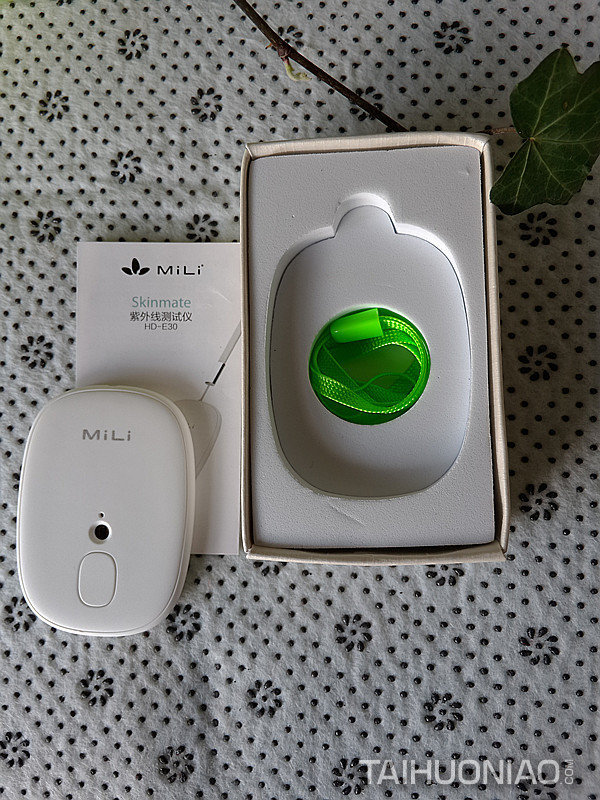 白色的MiLi Skinmate紫外線檢測儀搭配淺綠色的掛繩圖1