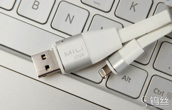 多功能蘋果智能閃存充電線,不僅可以充電,還可以存儲(chǔ)數(shù)據(jù)