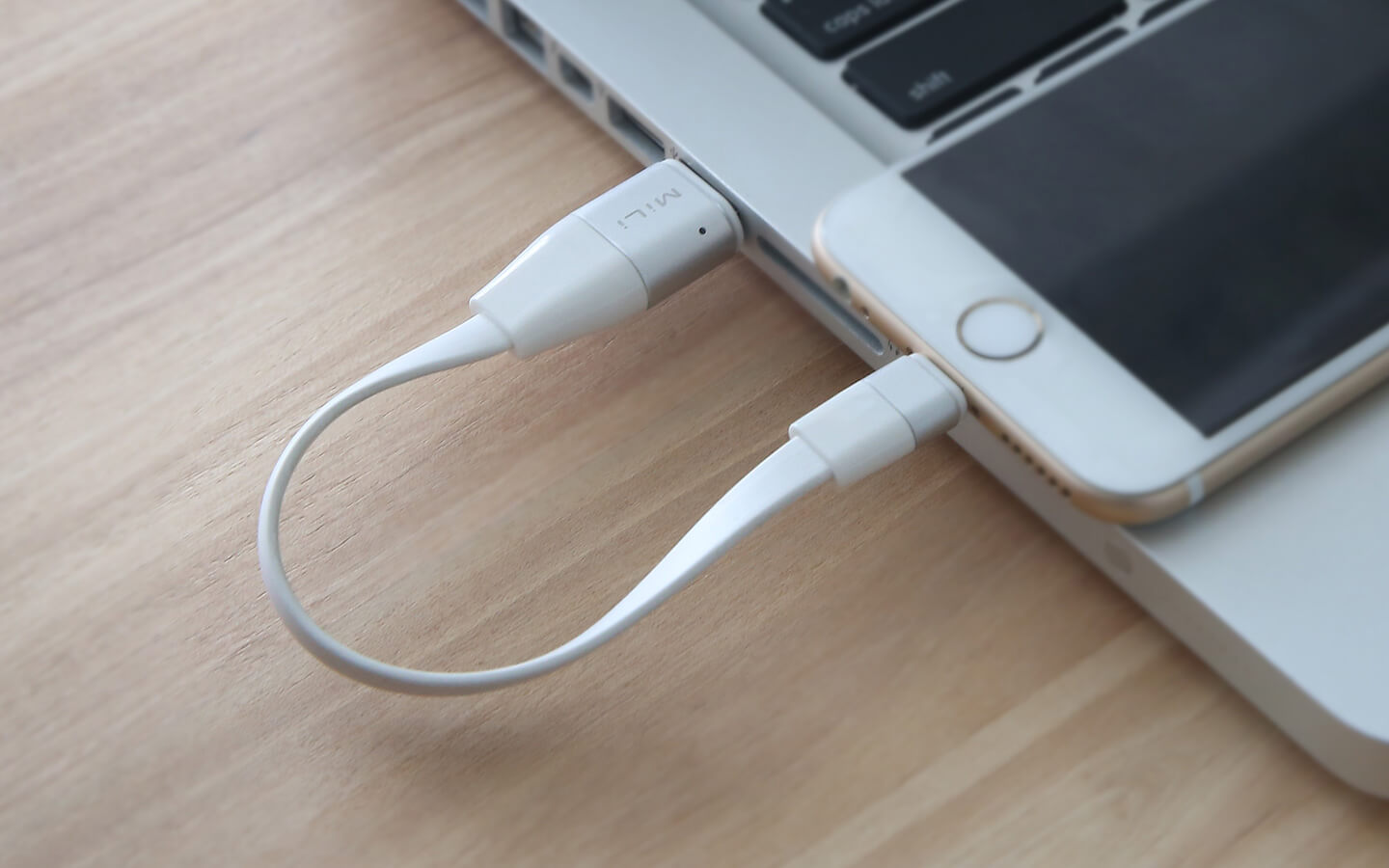 多功能蘋果智能閃存充電線,不僅可以充電,還可以存儲(chǔ)數(shù)據(jù)